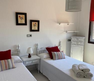 Raxo Apartment | El paraíso I: Oceanfront Retreat with Family-Friendly Amenities