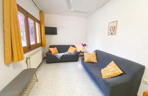 Vilamaniscle Apartment | Discover El Penell Apartament Xaloc: Family-Friendly Retreat