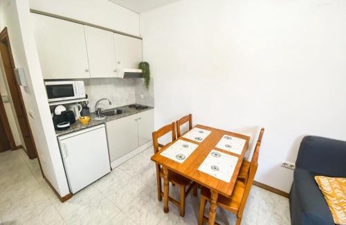 Vilamaniscle Apartment | Family-Friendly El Penell Apartament Llevant with High Ratings