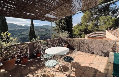 Albunuelas Apartment | Family-Friendly El Pino Retreat Apartment Awaits You
