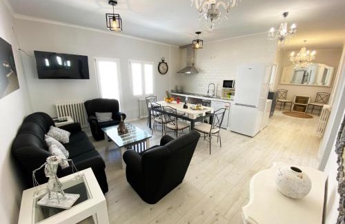 Avila Apartment | Discover El Piso del Rastro: Child-Friendly, 4-Star Retreat