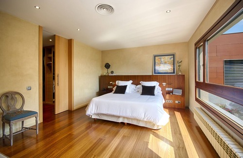Palau Hotel | Discover EL Porxo B&B with Pool and Spa Amenities