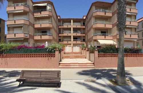 Vilanova I la Geltru Apartment | Oceanfront El Prat Beach Apartment with Family-Friendly Perks