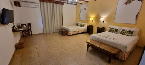 Zona Granja Hotel | Relax at El Pueblito Iguazú - 4-Star Oasis with Pool