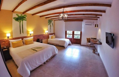Zona Granja Hotel | Relax at El Pueblito Iguazu with Pool and Spa Amenities