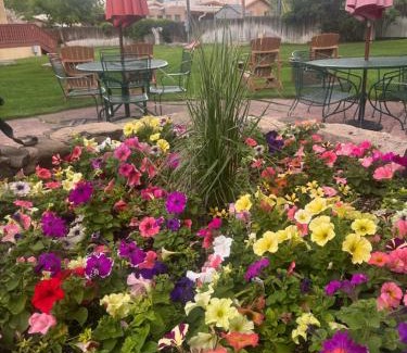 Taos Hotel | Pet-Friendly El Pueblo Lodge with Ocean Views & Hot Tub