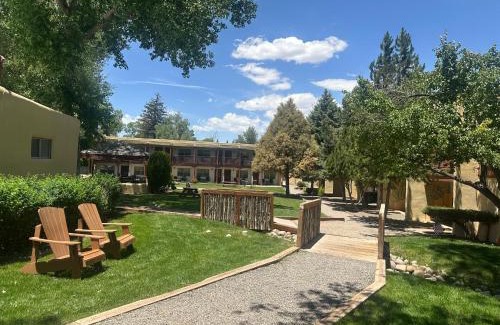 Taos Hotel | Pet-Friendly El Pueblo Lodge with Ocean Views & Hot Tub