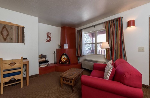 Taos Hotel | Experience El Pueblo Lodge: Rated 9.6 with Prime Amenities