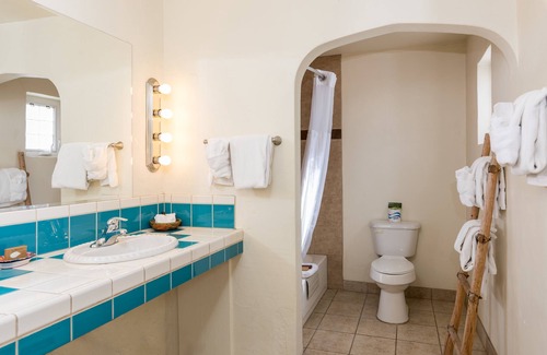 Taos Hotel | Experience El Pueblo Lodge: Rated 9.6 with Prime Amenities