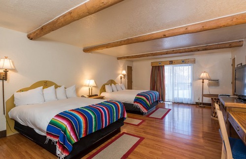 Taos Hotel | Experience El Pueblo Lodge: Rated 9.6 with Prime Amenities