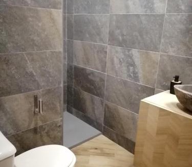 Trabadelo House | Pet-Friendly El Puente Peregrino with Top Amenities Awaits