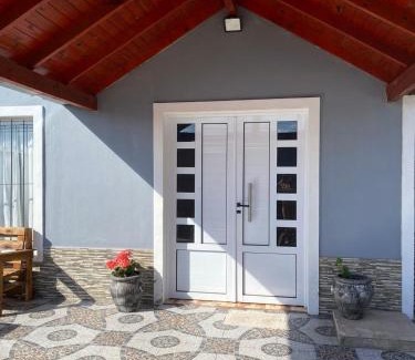 Mercedes House | Discover El Quincho: Oceanfront Paradise with Pool Access