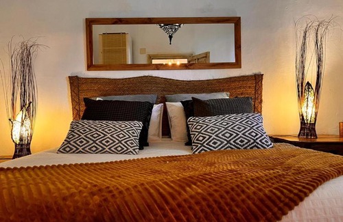 Las Ventas con Pena Aguilera Apartment | Exceptional El Quinto de Luciañez: Pet-Friendly Retreat