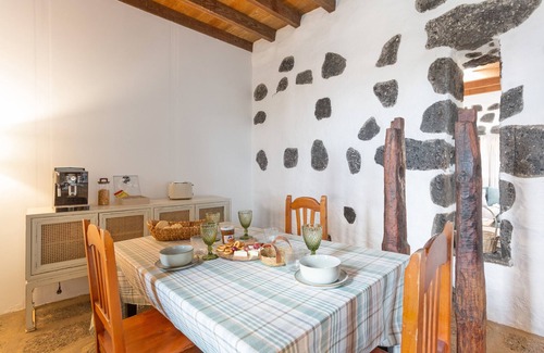 San Bartolome Villa | 'El Rincón de Guatisea' with Mountain View, Private Terrace and Wi-Fi