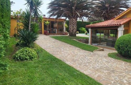 Malpica de Bergantinos House | Beachfront Chalet: Pet Friendly with Pool & 10/10 Rating