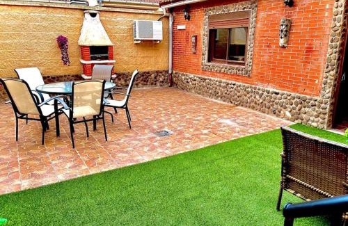 Castejon House | Discover El Rincón de Neza: Family-Friendly with Breakfast