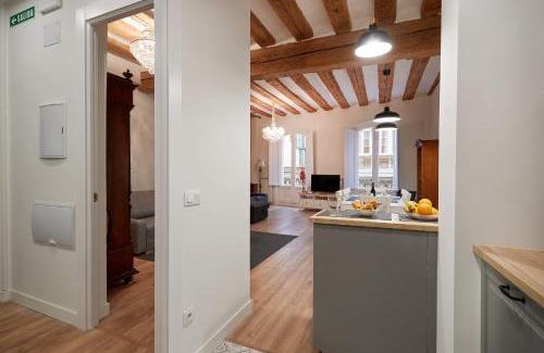 Pamplona City Centre Apartment | Discover El Roblón de la Estafeta: 4-Star Family Retreat