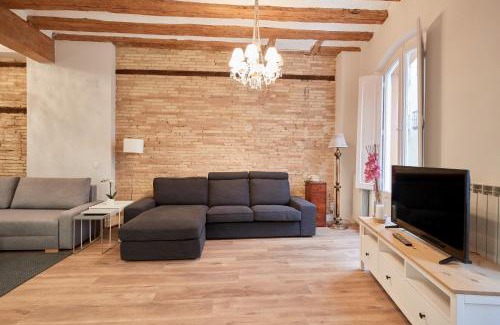 Pamplona City Centre Apartment | Discover El Roblón de la Estafeta: 4-Star Family Retreat