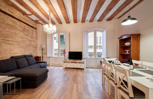 Pamplona City Centre Apartment | Discover El Roblón de la Estafeta: 4-Star Family Retreat