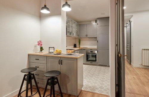 Pamplona City Centre Apartment | Discover El Roblón de la Estafeta: 4-Star Family Retreat