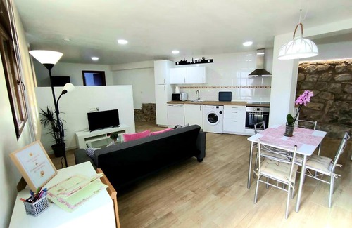 Gea de Albarracin Apartment | Romantic Getaway at El Rodeno de Gea - Pet Friendly Retreat