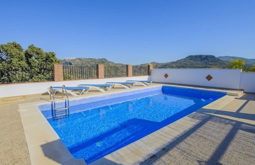 Colmenar Villa | Experience El Romo Colmenar: Top-Rated Family Retreat