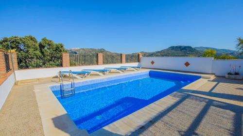 Colmenar House | Relaxing Family Getaway at El Romo Colmenar by Ruralidays