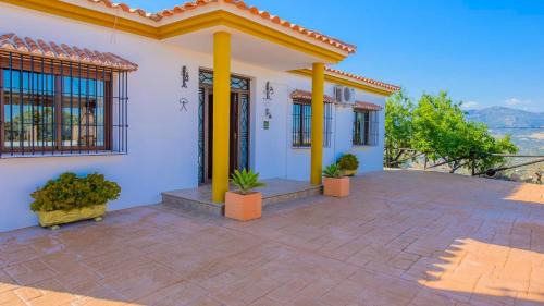 Colmenar House | Relaxing Family Getaway at El Romo Colmenar by Ruralidays