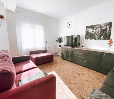 Berga Apartment | El Segon Pis: Guest Favorite with Family-Friendly Amenities