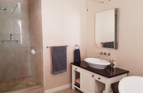 Darling House | Discover El Shaddai: Guest Rated 9/10 with Kitchen Access