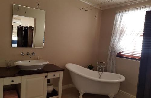 Darling House | Discover El Shaddai: Guest Rated 9/10 with Kitchen Access