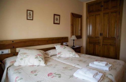 Navarredonda de Gredos House | El Sobrao de Gredos: Pet-Friendly Retreat with Breakfast