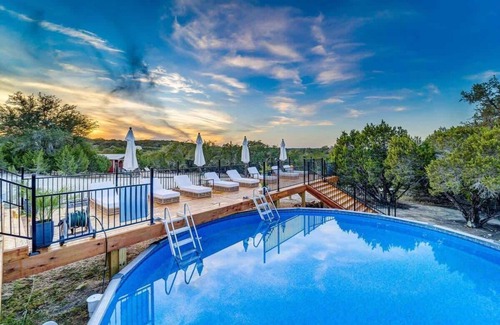 Dripping Springs RV Rental | Explore Stargazer El Sol: Poolside Retreat in La Fortuna