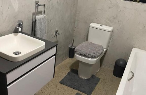 Bushman's River Mouth Apartment | Discover El Summer Ridge: Relaxing Pool and Kitchen Amenities