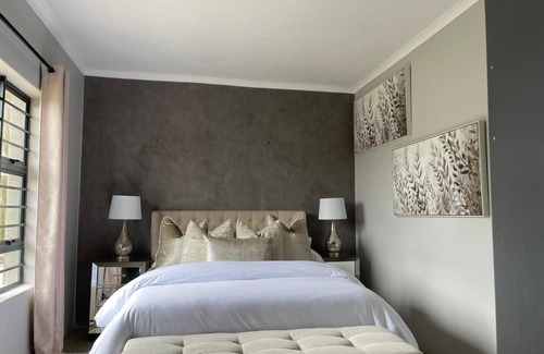Bushman's River Mouth Apartment | Discover El Summer Ridge: Relaxing Pool and Kitchen Amenities