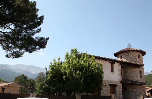 Arenas de San Pedro House | Discover El Torreón del Búho: Pet-Friendly 4-Star Retreat