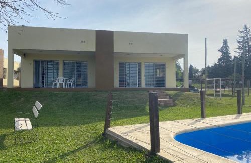 Colon Cabin | El VIEJI: Family-Friendly Retreat with Pool & Kitchen Amenities