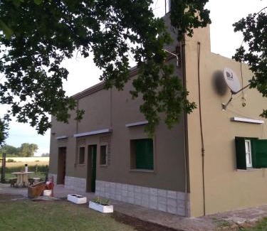 Partido de Bragado House | Experience El Viejo Roble: Guest Rated 9.6 & Pet Friendly