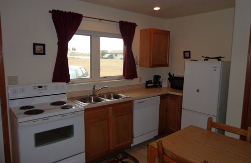 Bowman Hotel | Budget-Friendly El Vu Motel with Family-Friendly Amenities