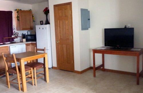 Bowman Hotel | Budget-Friendly El Vu Motel with Family-Friendly Amenities