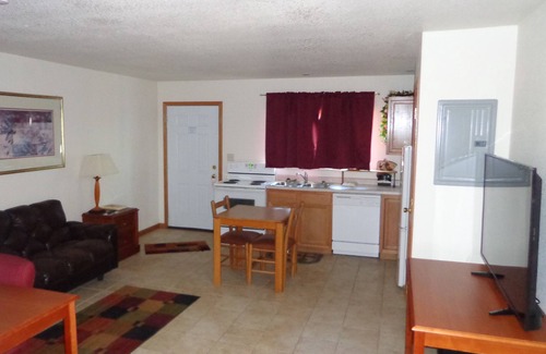 Bowman Hotel | Budget-Friendly El Vu Motel with Family-Friendly Amenities