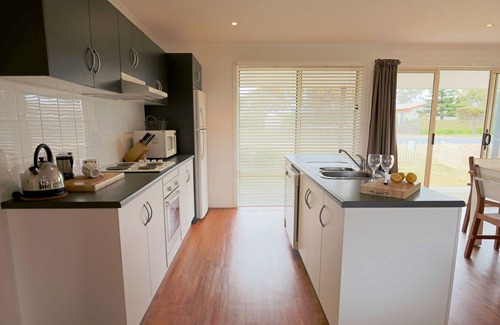 Waterhouse House | Beachside Comfort at Elandra with Ocean Views and More