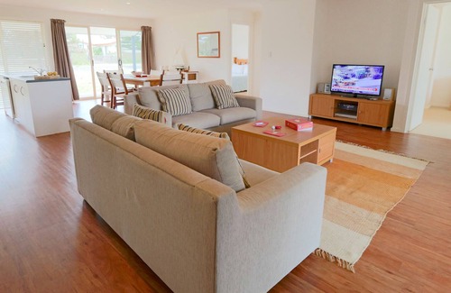 Waterhouse House | Beachside Comfort at Elandra with Ocean Views and More