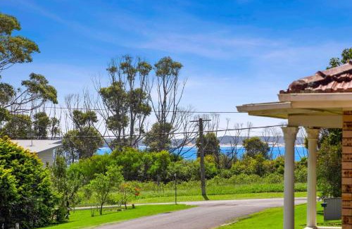 Bendalong House | Elanora: Family-Friendly 4-Star Retreat Near the Beach
