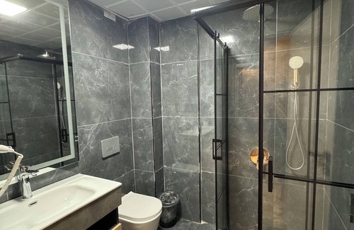 Sivrice Hotel | Beautiful Elazig Mavi Gol Otel with Pool and Ocean Views