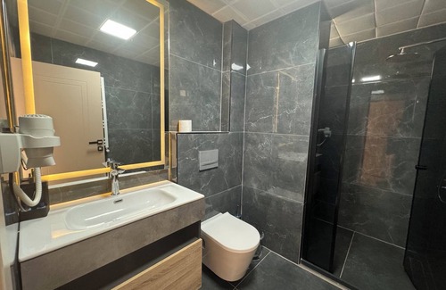 Sivrice Hotel | Beautiful Elazig Mavi Gol Otel with Pool and Ocean Views