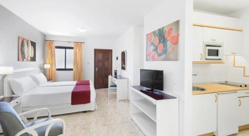 Caleta de Fuste Apartment | Discover Elba Lucía Sport & Suite Hotel with Pool Access