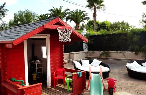 Elche House | Family-Friendly Elche with Pool, Wifi, and BBQ Facilities