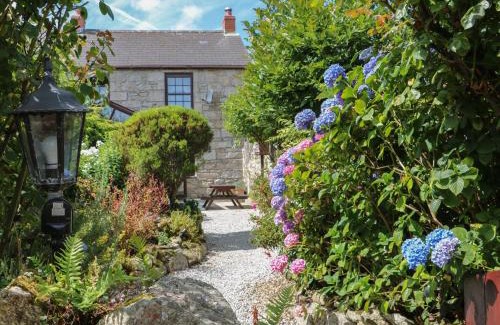Penryn House | Inviting Eldamar Cottage: Pet-Friendly Getaway with Great Reviews