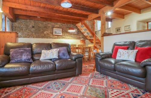 Penryn House | Inviting Eldamar Cottage: Pet-Friendly Getaway with Great Reviews